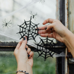 Halloween romántico entre hojas doradas y montañas